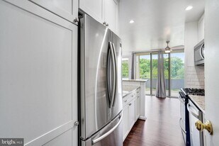 6621 Wakefield Dr in Alexandria, VA - Building Photo