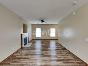 1893 Sandy Lake Dr in Grove City, OH - Building Photo - Building Photo