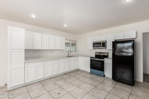 2828 East Chipman Road, Unit 1 in Phoenix, AZ - Building Photo