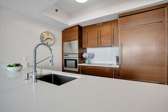 450 Alton Rd, Unit #2110 in Miami Beach, FL - Foto de edificio - Building Photo