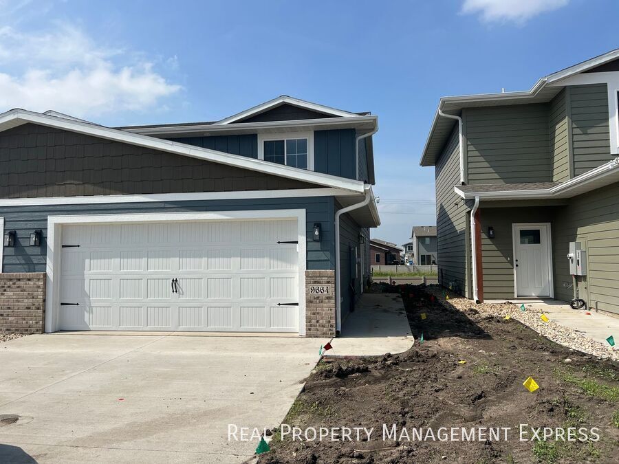 3 Bedroom 1.5 Bathroom Townhome in Sioux Falls, SD - Building Photo