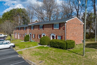Branders Bridge Apartments in Colonial Heights, VA - Foto de edificio - Building Photo
