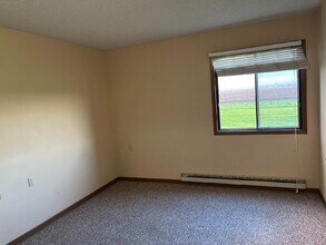 340 S Rowe Ln, Unit 1 in Walcott, IA - Foto de edificio - Building Photo