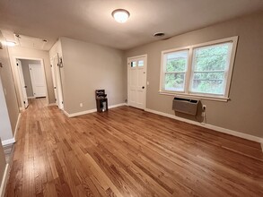 40 Pleasant St, Unit 40D in Vernon, CT - Foto de edificio - Building Photo
