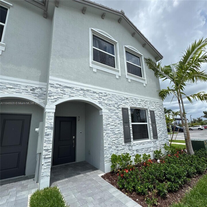 92 SE 11th Ct in Florida City, FL - Building Photo
