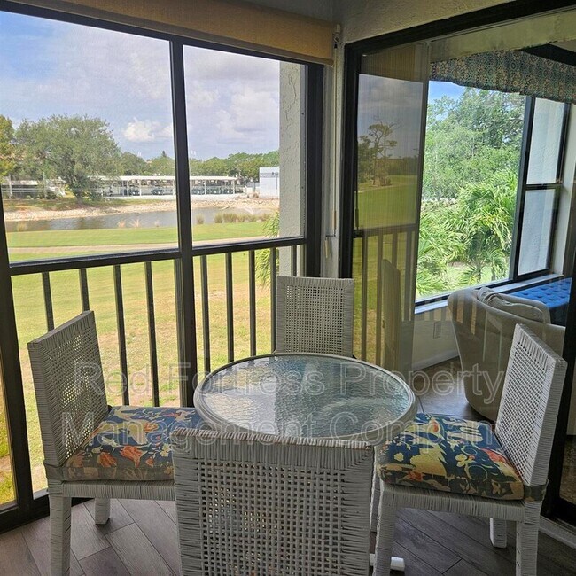 5710 Trailwinds Dr, Unit #525 in Ft. Myers, FL - Foto de edificio - Building Photo