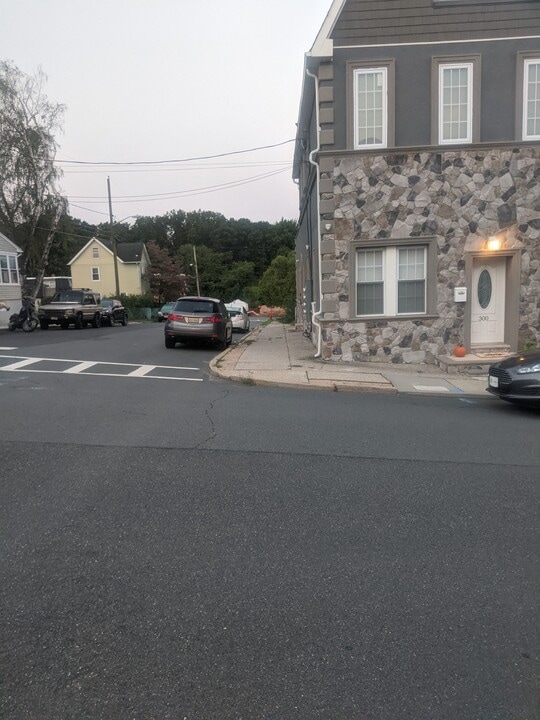 300 Cedar St, Unit 2 in South Amboy, NJ - Foto de edificio