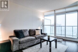 19-2819 Grand Trunk Crescent in Toronto, ON - Building Photo - Building Photo