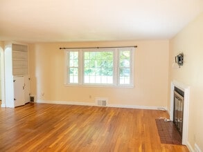 225 Cooper St in Agawam, MA - Foto de edificio - Building Photo