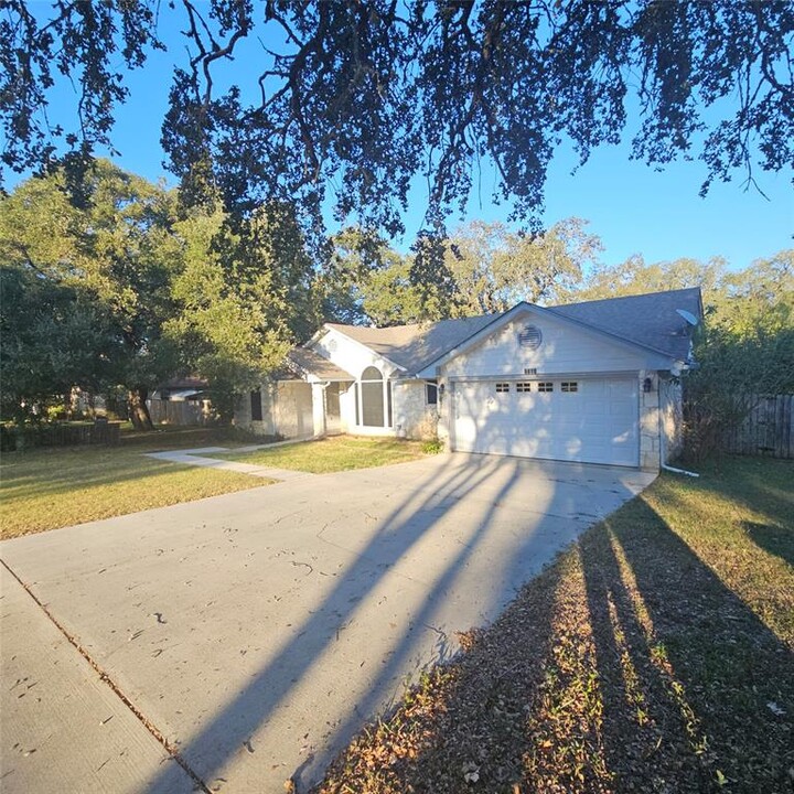 1701 Century Oaks Dr in Lockhart, TX - Foto de edificio