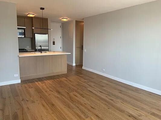 property at 560 W 43rd St