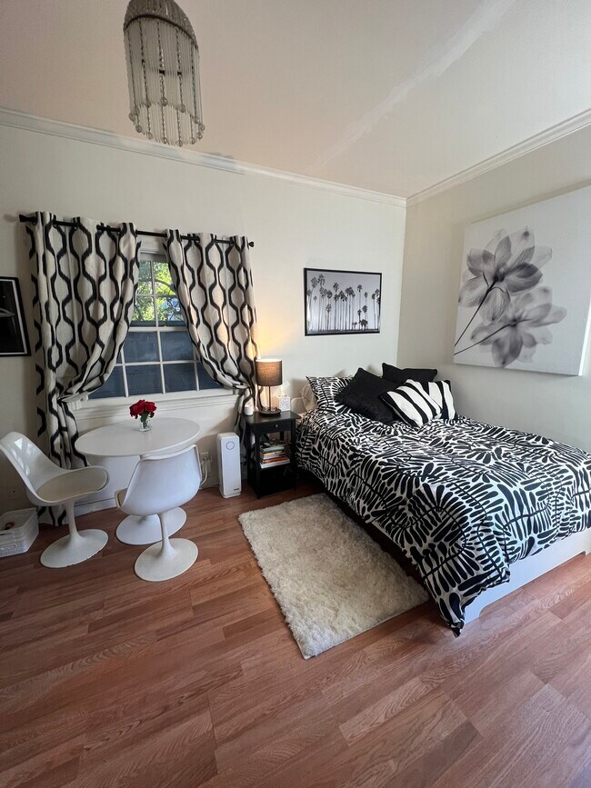 532 S Irving Blvd, Unit Garden Cottage in Los Angeles, CA - Foto de edificio - Building Photo