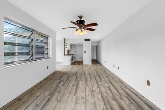 285 NE 191st St in Miami, FL - Foto de edificio - Building Photo