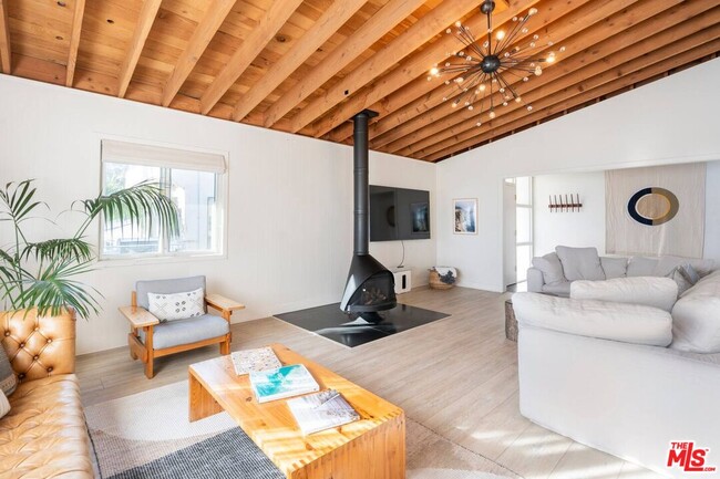 21555 Pacific Coast Hwy in Malibu, CA - Building Photo - Building Photo
