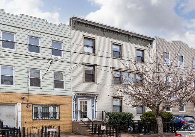 317 4th St in Jersey City, NJ - Building Photo - Building Photo