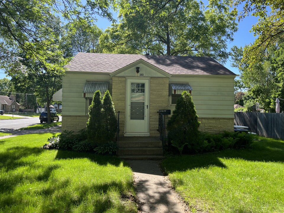 303 N 8th St in River Falls, WI - Building Photo