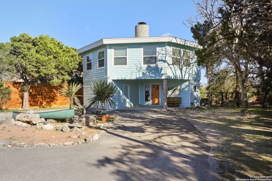 1433 Riviera Dr in Canyon Lake, TX - Building Photo