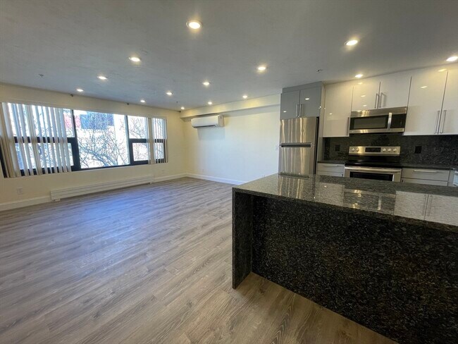 1032 Commonwealth Ave, Unit 405 in Boston, MA - Building Photo - Building Photo