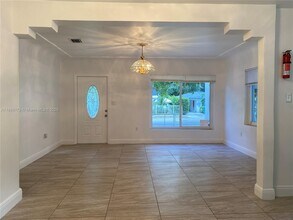 251 NW 41st St in Miami, FL - Foto de edificio - Building Photo