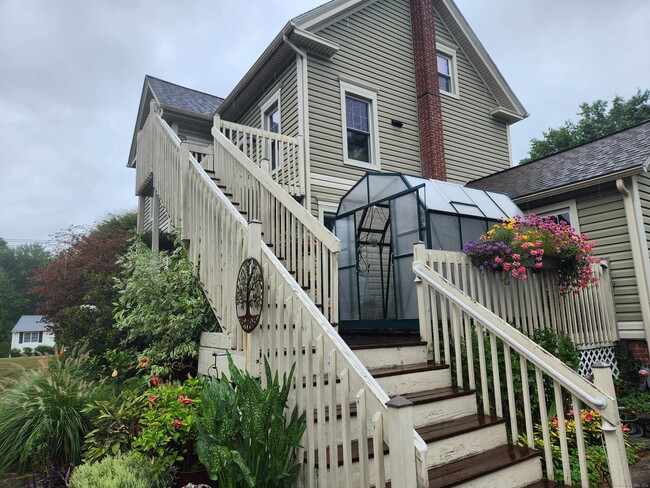 64 Willard Ave in Newington, CT - Foto de edificio - Building Photo