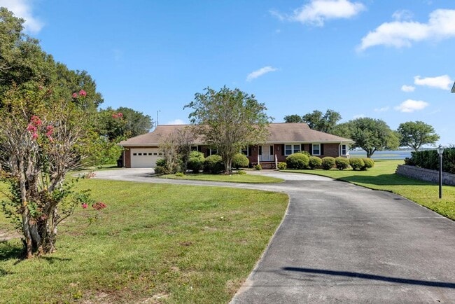 130 Leslie Dr in Hubert, NC - Building Photo - Building Photo