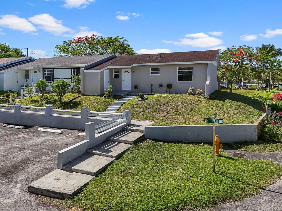 20875 Grouper Dr in Cutler Bay, FL - Building Photo