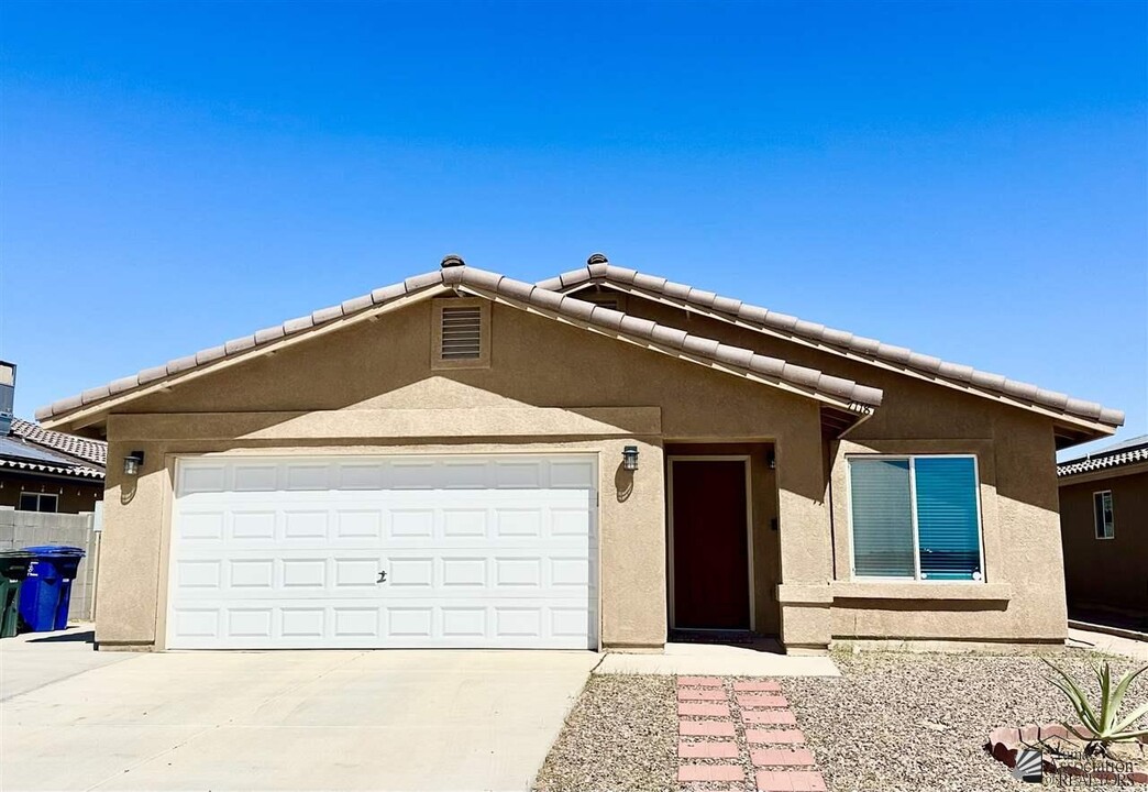 7118 E 37th Pl in Yuma, AZ - Foto de edificio