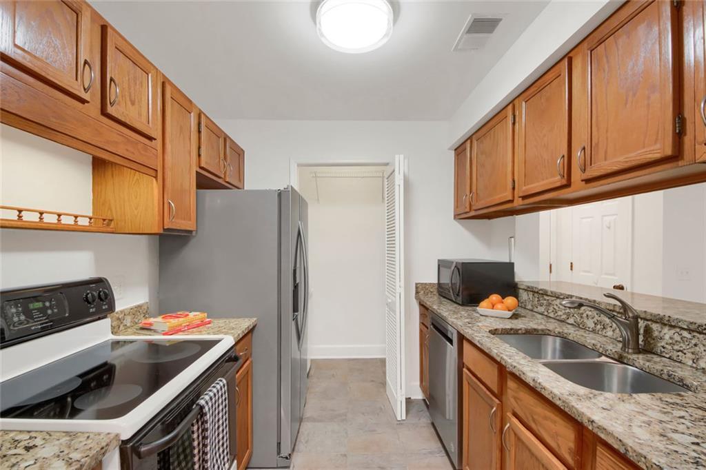501 Barrington Hills Dr in Atlanta, GA - Building Photo