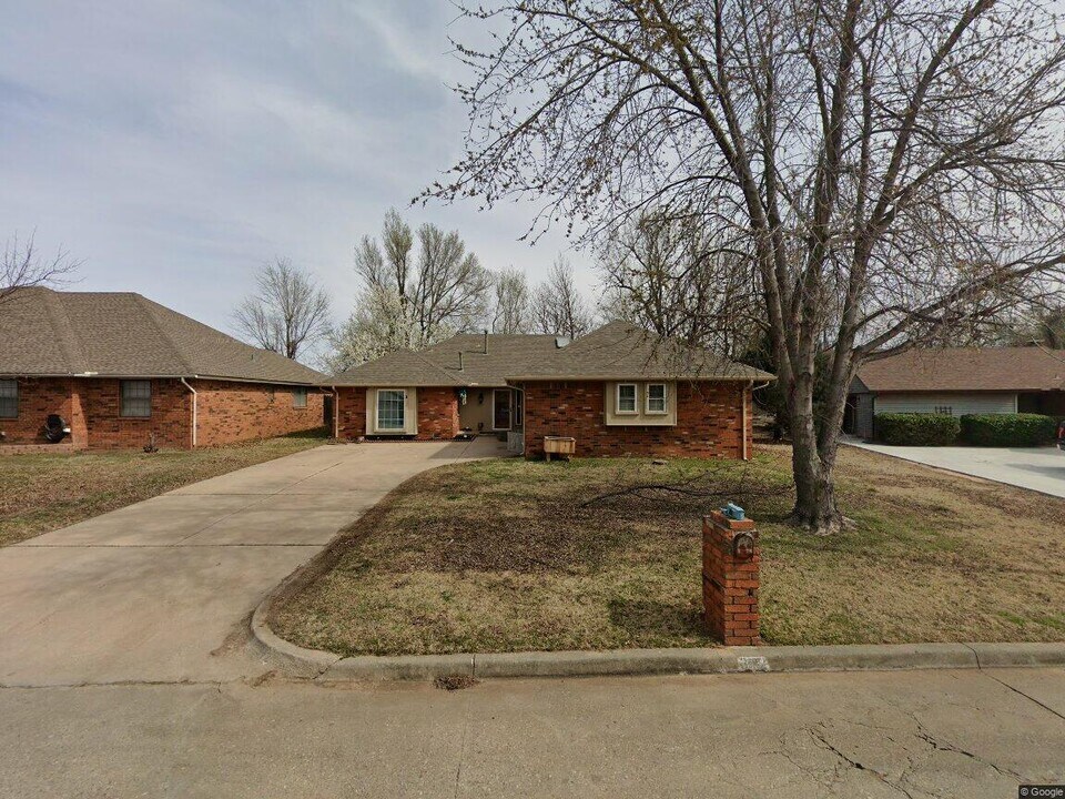 312 Christopher Todd Dr in Moore, OK - Building Photo