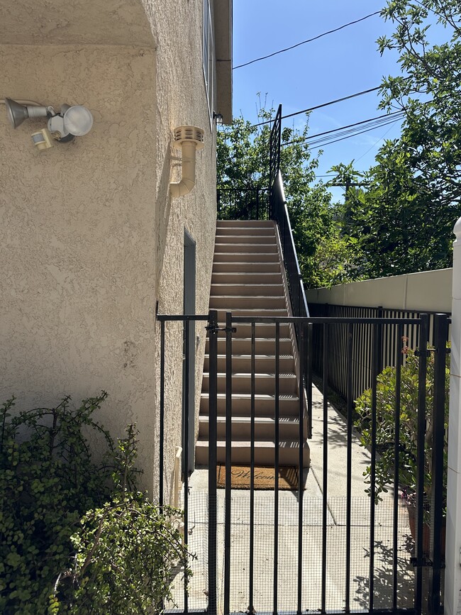 5318 Alhama Dr, Unit 5318 and half Alhama in Woodland Hills, CA - Foto de edificio - Building Photo