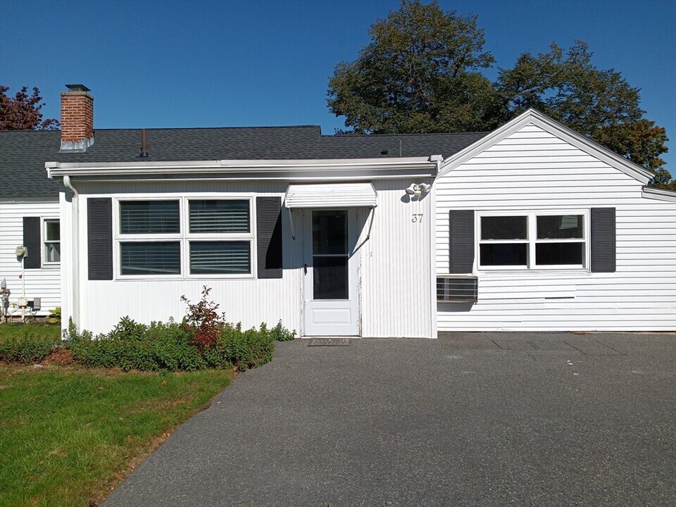 37 Van Wart Path in Newton, MA - Building Photo