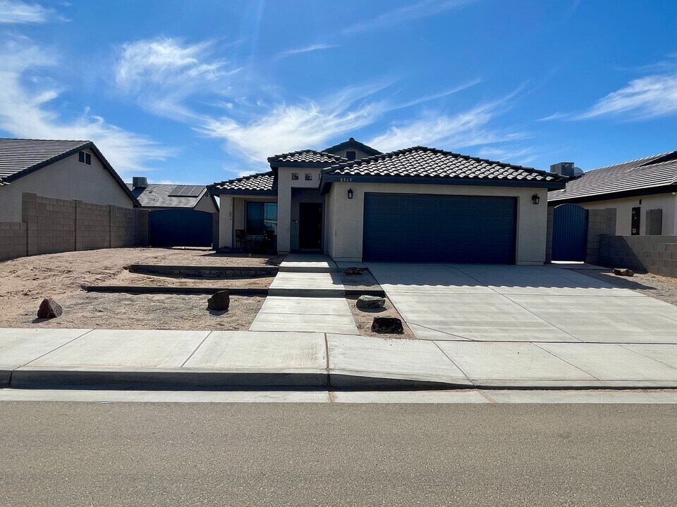 8565 E 41st Pl in Yuma, AZ - Building Photo