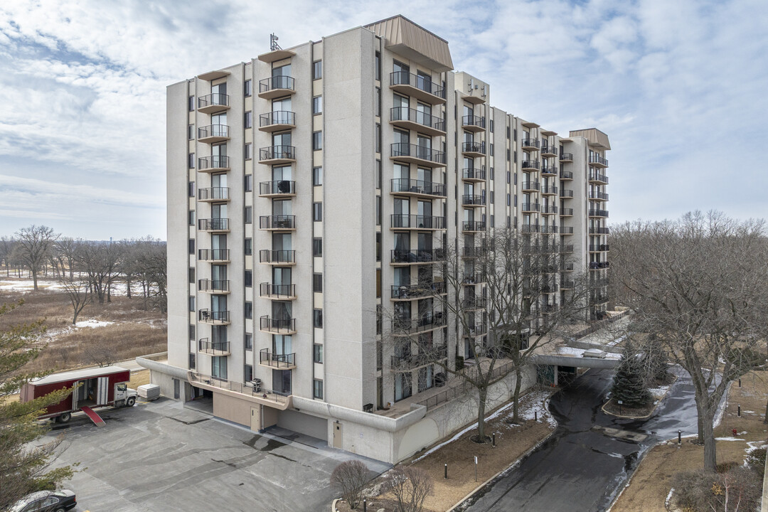 Brookwood on the Greens in Wood Dale, IL - Building Photo