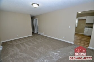 2410 E 38th Ct in Des Moines, IA - Building Photo - Building Photo