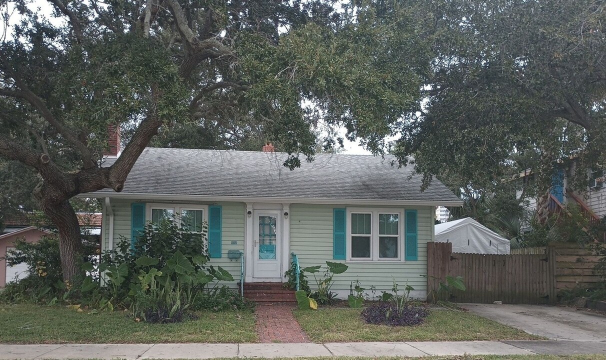 410 N Oleander Ave in Daytona Beach, FL - Foto de edificio