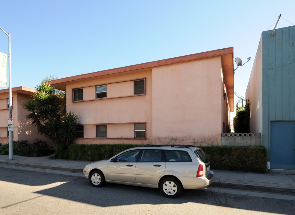 1748 S Robertson Blvd in Los Angeles, CA - Building Photo