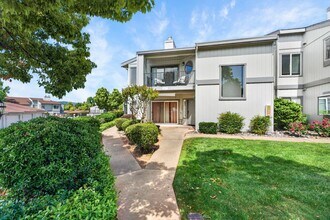425 Ridgecrest Trail in Redding, CA - Building Photo - Building Photo