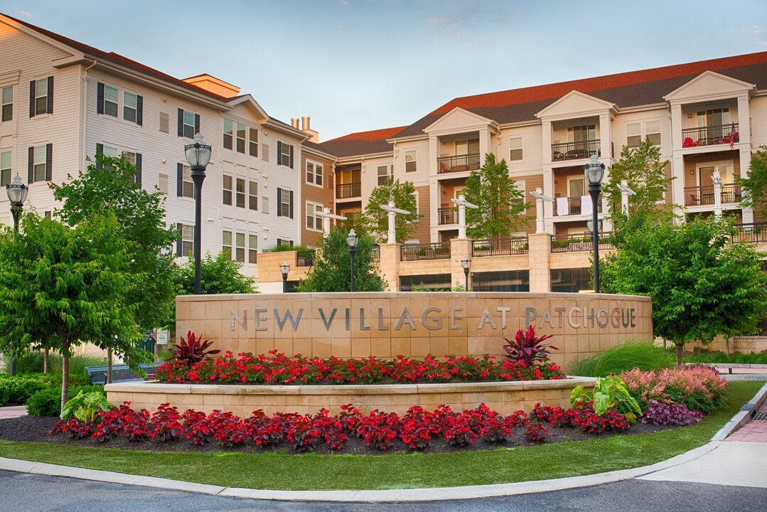New Village at Patchogue in Patchogue, NY - Foto de edificio