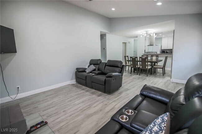 7399 Topeka Dr in Las Vegas, NV - Building Photo - Building Photo