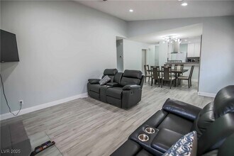 7399 Topeka Dr in Las Vegas, NV - Building Photo - Building Photo