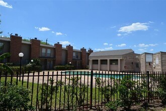 10501 South Dr in Houston, TX - Foto de edificio - Building Photo