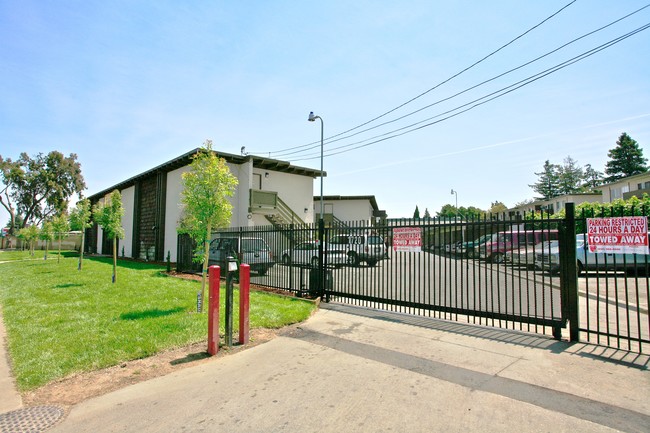 Islander Apartments in East Palo Alto, CA - Building Photo - Building Photo