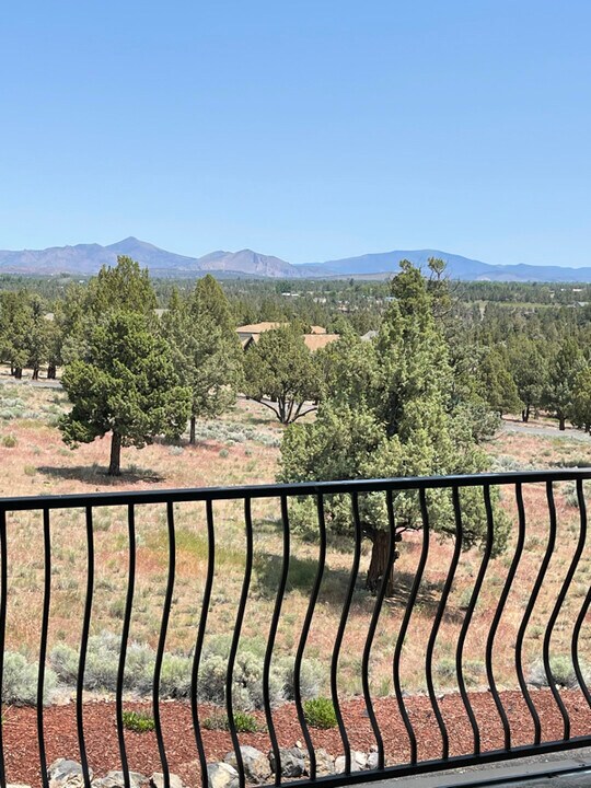 1485 Murrelet Dr in Redmond, OR - Foto de edificio