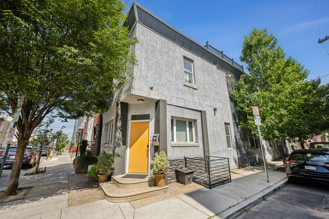 1921 Reed St in Philadelphia, PA - Building Photo