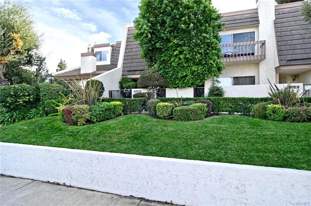 18320 Collins St in Los Angeles, CA - Building Photo