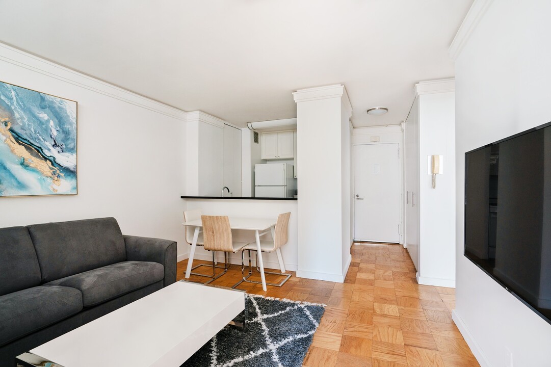 230 W 55th St in New York, NY - Building Photo
