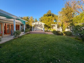 5516 Ethel Ave in Van Nuys, CA - Foto de edificio - Building Photo