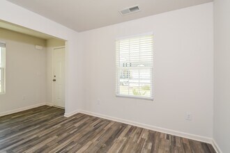 32 Oxford Ln in Kingston, GA - Foto de edificio - Building Photo