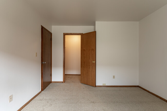 Woodland Court in Milwaukee, WI - Building Photo - Interior Photo