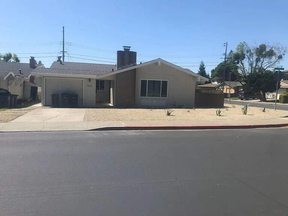 7470 Kimball Ave in Dublin, CA - Foto de edificio